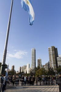 Izamiento de la bandera por el Día del Empleado de Comercio